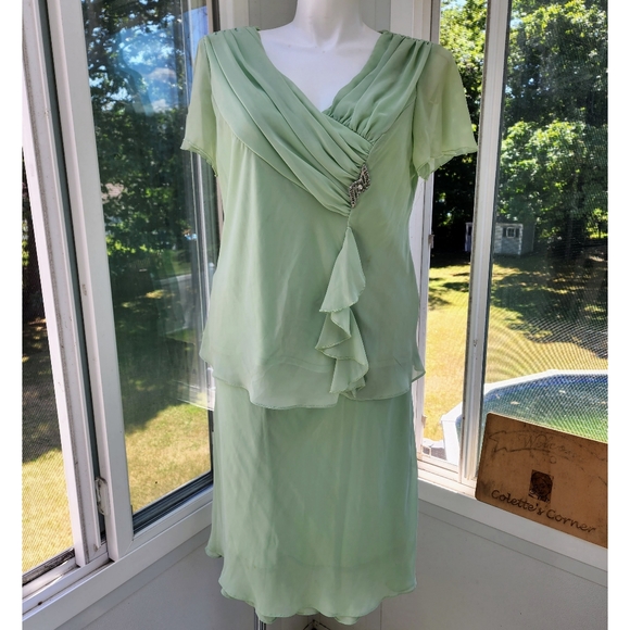 Top/skirt Mint Green 2 Piece Pleated Ruffle Chiffon Jewel Pin Top & Midi Skirt - Picture 2 of 15